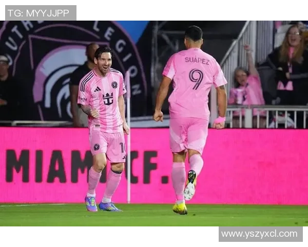 足球明星亲自赠送球衣给热情粉丝感动瞬间引发全场欢呼 足球明星亲自赠送球衣给热情粉丝感动瞬间引发全场欢呼